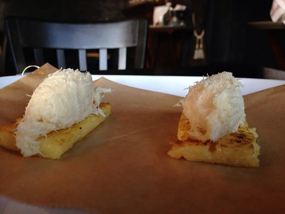 Baccalà mantecato su crostini di polenta