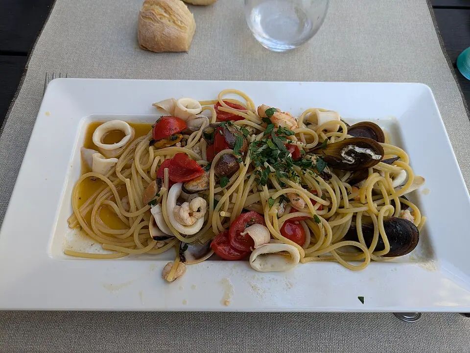 Spaghetti ai frutti di mare in bianco