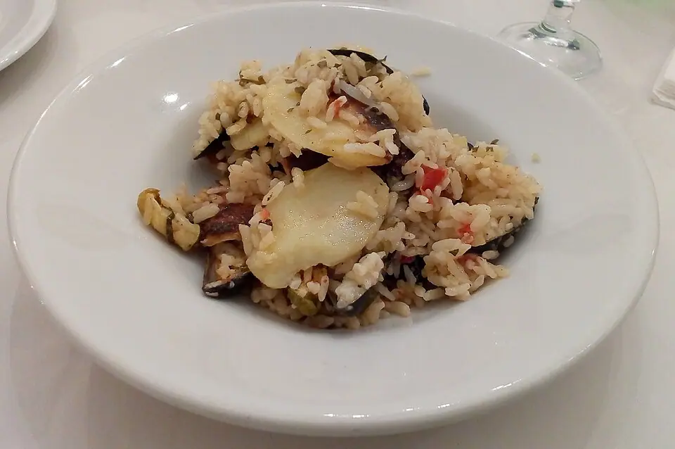Tiella barese di riso, patate e cozze