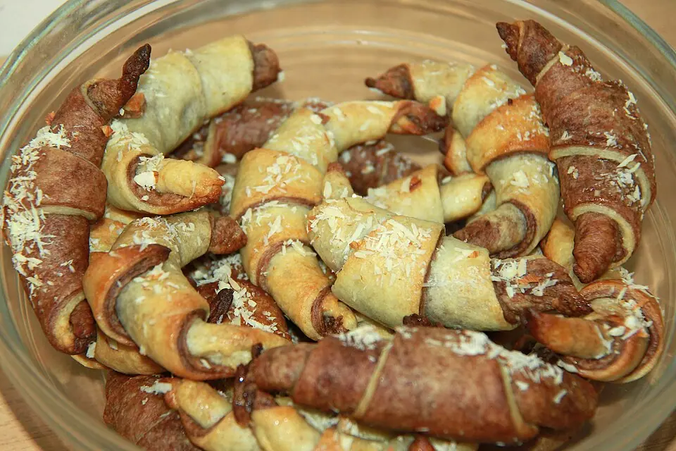 Cornulețe cu rahat și nucă