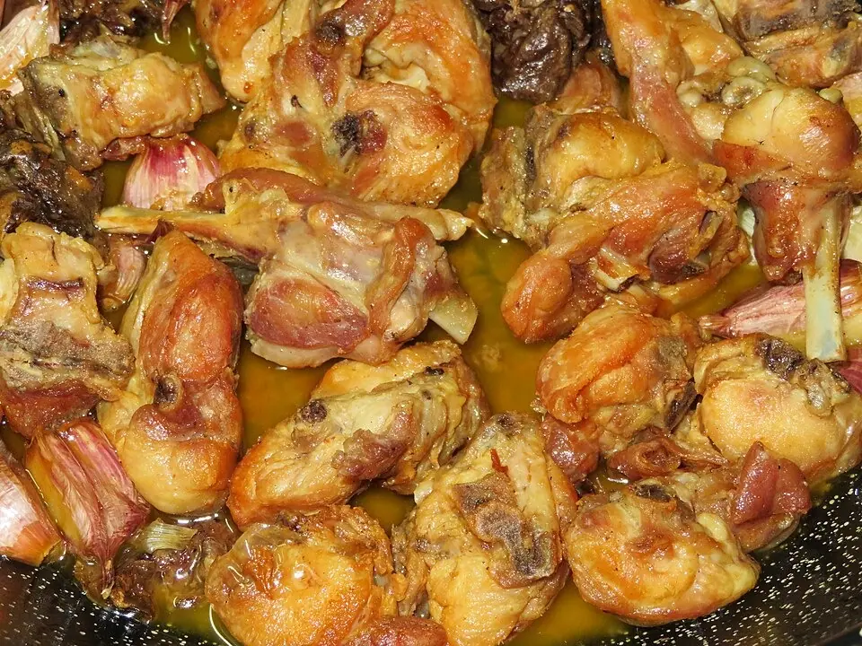 Conejo al ajillo