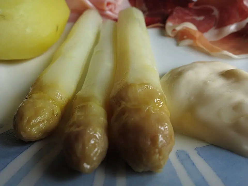 Espárragos de Navarra con dos salsas