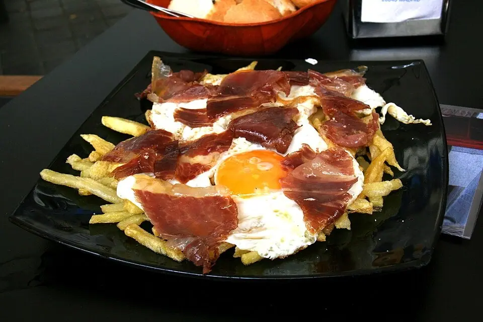 Huevos rotos con jamón